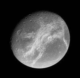Los acantilados de Dione. Haga click en la imagen para agrandar. JPL/NASA 