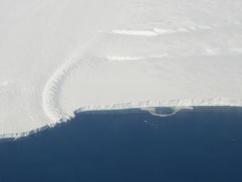 This photo shows the ice front of the ice shelf in front of Pine Island Glacier, a major glacier system of West Antarctica.