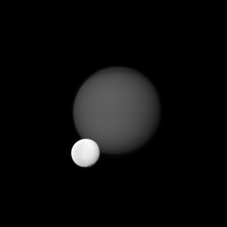'Кассини'
сфотографировал Тефию и Титан