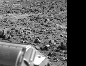 The letter 'B' or perhaps the figure '8' appears to have been etched into the Mars rock at the left edge of this picture taken by NASA's Viking 1 Lander. It is believed to be an illusion caused by weathering processes and the angle of the sun.