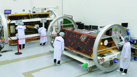 The GRACE-FO satellites were assembled by Airbus Defence and Space in Germany. This photo shows the satellites in the testing facility of IABG, an Airbus subcontractor, in Munich, Germany.